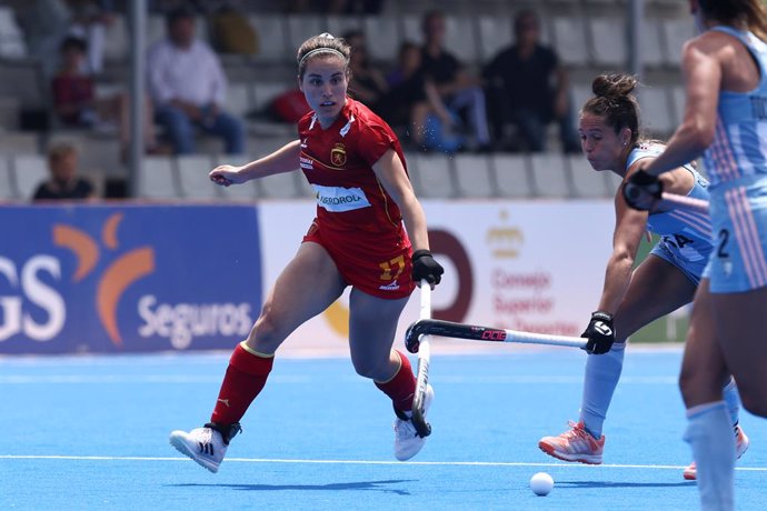 Archivo - Clara Ycart of Spain in action during the Women FIH Pro League hockey match played between Spain and Argentina at Estadio Betero on May 14, 2022, in Valencia, Spain.