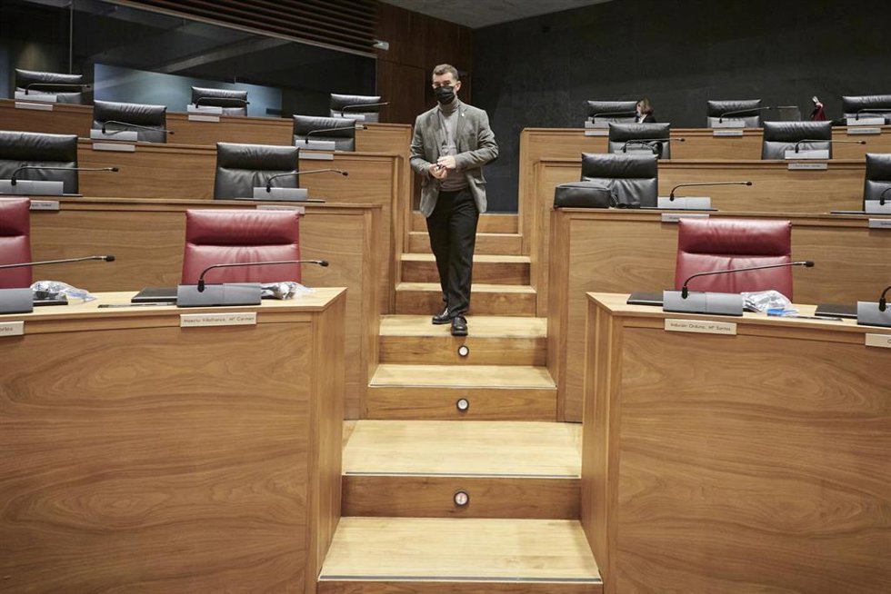 Archivo - El consejero de Políticas Migratorias y Justicia del Gobierno de Navarra, Eduardo Santos, en el Parlamento de Navarra.