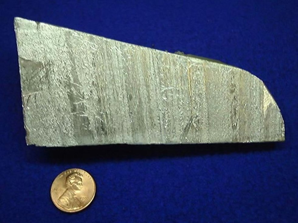 Centavo estadounidense y trozo de aluminio. El centavo ha sido una moneda fabricada durante años en cobre. En 1974 se fabricó en aluminio, por el valor mismo de los materiales. La moneda en aluminio fue posteriormente rechazada.