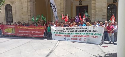 Protesta ante el Ayuntamiento de Sevilla no renovación de los 165 peones de limpieza Covid en los colegios