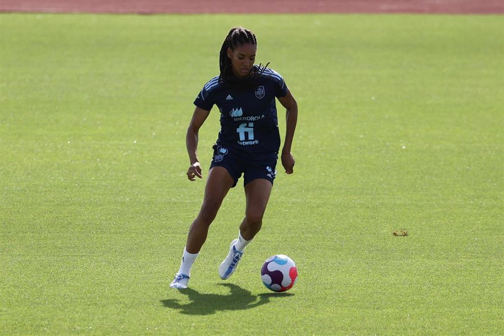 Salma Paralluelo durante un entrenamiento de la selección española en la Ciudad del Fútbol de Las Rozas