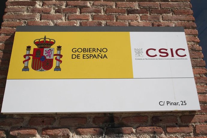Archivo - Cartel de entrada del Consejo Superior de Investigaciones Científicas (CSIC)