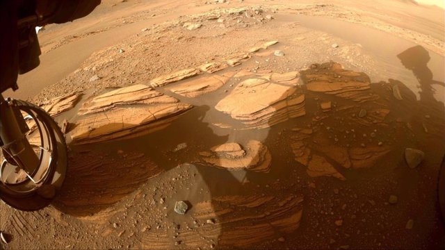 Esta imagen de las rocas sedimentarias del lago Enchanted fue tomada por una de las cámaras de prevención de peligros (Hazcacams) del rover Perseverance cerca de la base del delta del cráter Jezero el 30 de abril de 2022.