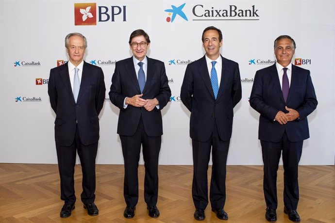 Fernando Ulrich, presidente de BPI, José Ignacio Goirigolzarri, presidente de CaixaBank, Gonzalo Gortázar, consejero delegado de CaixaBank, y Joo Pedro Oliveira e Costa, consejero delegado de BPI