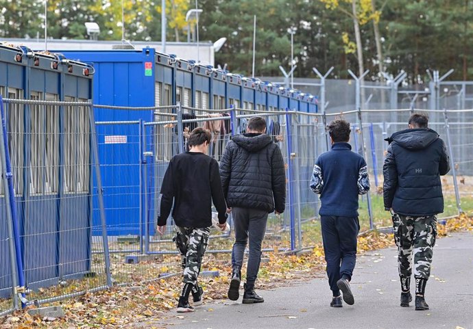 Archivo - Un grupo de refugiados en la Instalación Central de Recepción Inidial para Solicitantes de Asilo (ZABH) en el estado de Brandenburgo, en Alemania