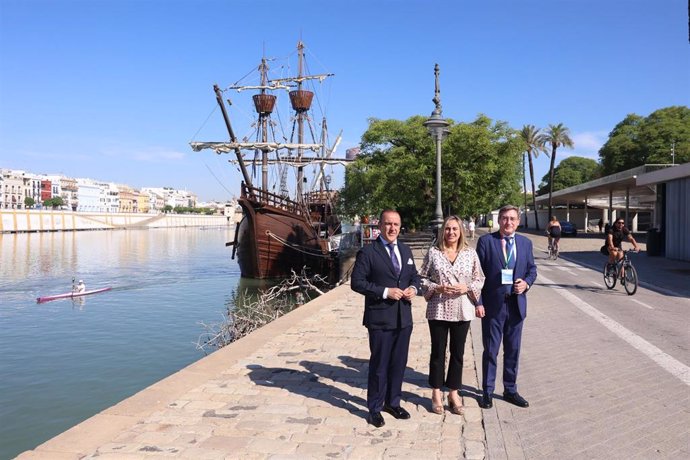 La consejera de Fomento en funciones, Marifrán Carazo, este jueves en Sevilla, y a su izquierda el presidente del Puerto de Sevilla, Rafael Carmona.