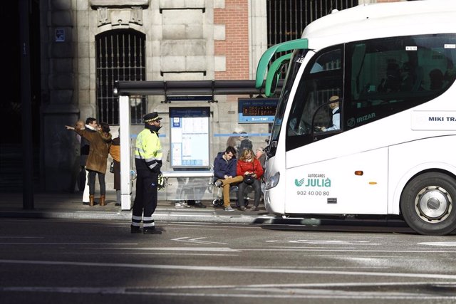 Archivo - Agente de movilidad de Madrid controla el tráfico 