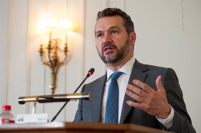 Rodrigo Buenaventura, presidente de la CNMV, durante su intervención en el curso de verano organizado por la APIE en la UIMP de Santander.