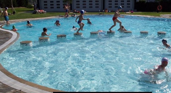 Imagen de archivo de niños en una piscina