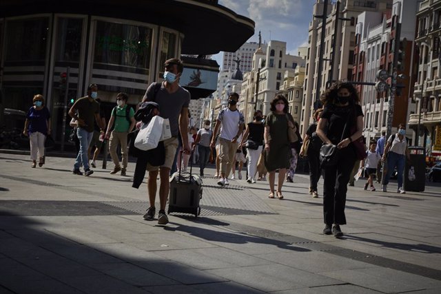 Archivo - Un hombre con una maleta en la plaza de Callao.