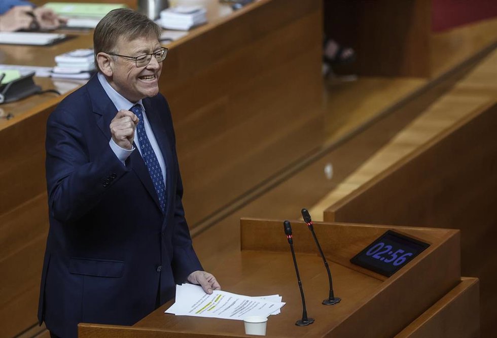 Ximo Puig en la sesión de control en Les Corts