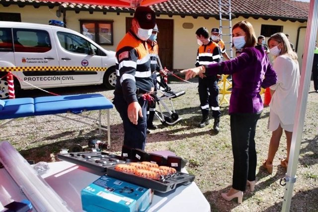 La consejera Paula Fernández Viaña durante la entrega de material de protección civil