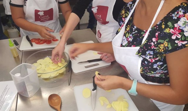 La Diputació de Barcelona ofrece talleres de 'Cocina sin padres' en 14 municipios este julio.