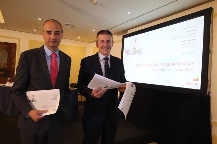 El director del Departamento de Estudios de Laboral Kutxa, Joseba Madariaga, y el director de Desarrollo de Negocio, Ibon Urgoiti, en un rueda de prensa en Bilbao