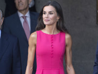 La Reina Letizia impacta de rosa poniendo el broche de oro a su agenda paralela con los 'consortes' de la OTAN