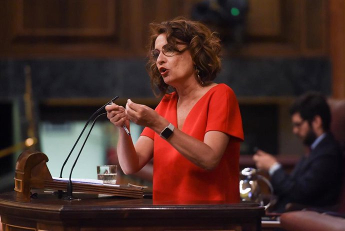 La ministra de Hacienda, María Jesús Montero, interviene en una sesión plenaria, en el Congreso de los Diputados, a 29 de junio de 2022, en Madrid (España). El pleno gira en torno a la celebración de la Cumbre de la OTAN que comienza hoy en Madrid y ter