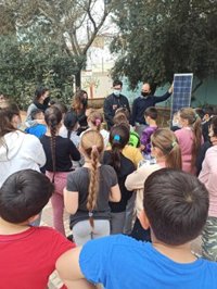 Once familias vulnerables del barrio de Torreblanca de Sevilla reducirán un 40% su factura eléctrica