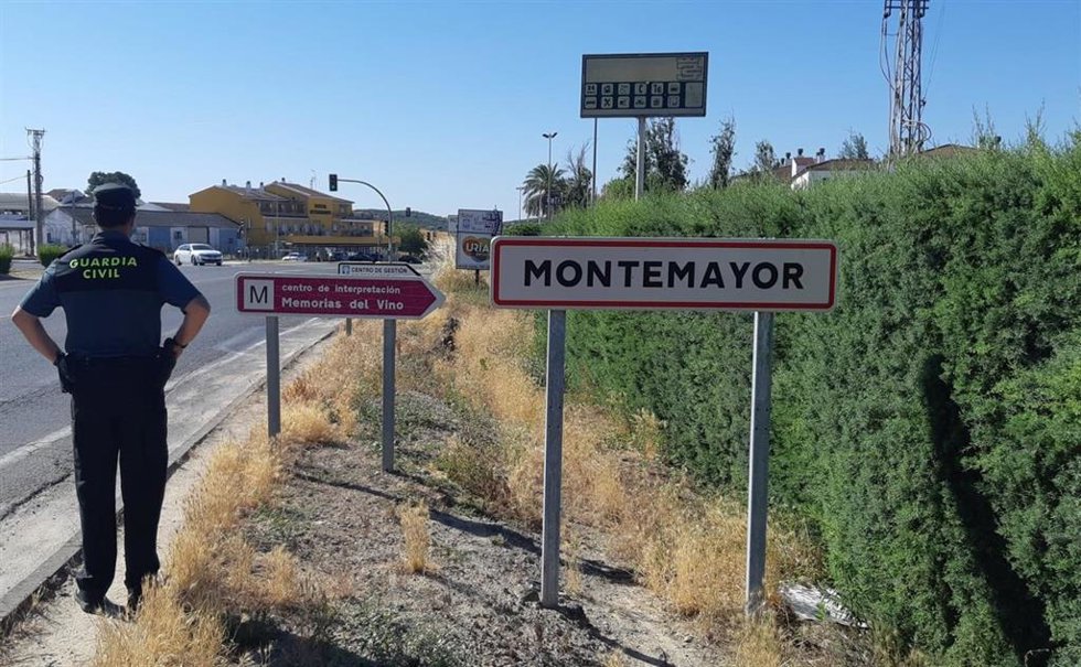 Archivo - Un agente de la Guardia Civil en Montemayor, en una imagen de archivo.