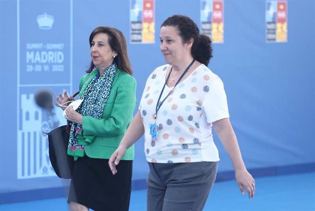 La ministra de Defensa de España, Margarita Robles (i), a su llegada a la segunda y última jornada de la Cumbre de la OTAN 2022 en el Recinto Ferial IFEMA MADRID