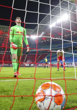 Archivo - 28 November 2021, Saxony, Leipzig: Leipzig goalkeeper Josep Martinez reacts after receiving the third goal during the German Bundesliga soccer match between RB Leipzig and Bayer Leverkusen at Red Bull Arena. Photo: Jan Woitas/dpa - IMPORTANT N