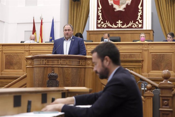 El diputado socialista Julián Martínez en la tribuna de las Cortes, junto al consejero de Desarrollo Sostenible, José Luis Escudero.