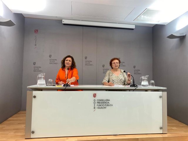 La consellera de Presidencia, Función Pública e Igualdad, Mercedes Garrido, y la directora del IbDona, Maria Duran.