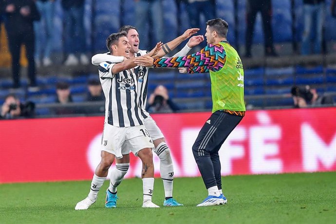 Archivo - Paulo Dybala celebra con Álvaro Morata y Dusan Vlahovic un gol con la Juventus