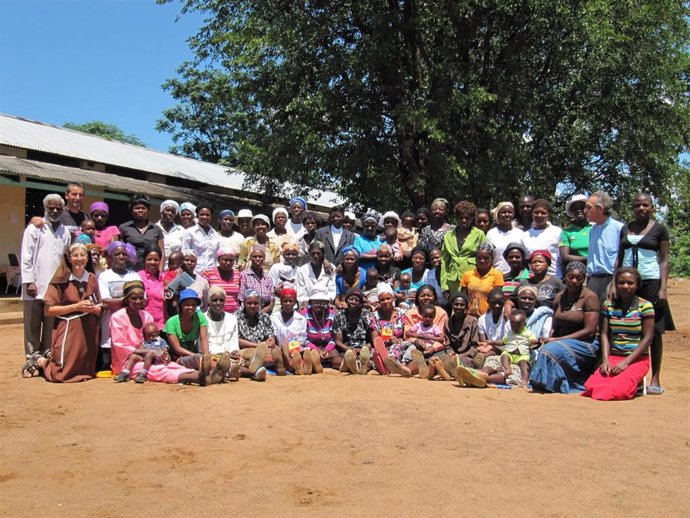 El misionero Luis Carlos Rilova con su comunidad de Zimbabue.