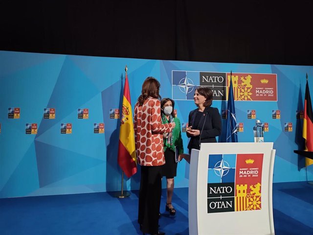 La ministra de Defensa, Margarita Robles, junto a la ministra de Asuntos Exteriores de Alemania, Annalena Baerbock