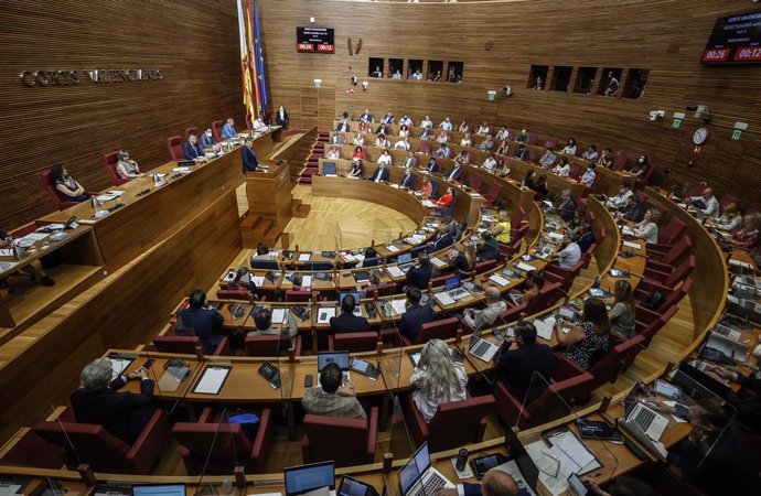 Vista general del presidente de la Generalitat valenciana, Ximo Puig, interviniendo durante una sesión de control ordinaria en las Cortes 