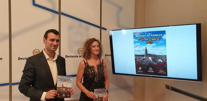 El el diputado de Servicios Sociales e Igualdad, y alcalde de Medina de Rioseco, David Esteban, y la concejala delegada de Dinamización Cultural y Deportiva, Blanca Pizarro, durante la presentación este jueves del 'Verano Cultural' 2022
