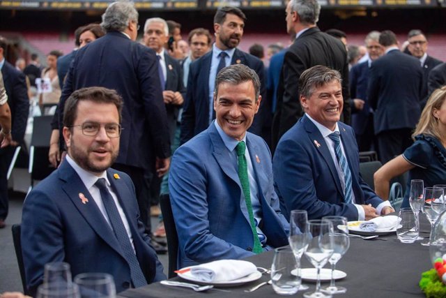(I-D) El presidente de la Generalitat, Pere Aragonès; el presidente del Gobierno, Pedro Sánchez, y el presidente de Pimec, Antoni Cañete, en la 35ª Cena Anual de Pimec, en el Camp Nou, a 27 de junio de 2022, en Barcelona, Catalunya (España). Esta cena se 