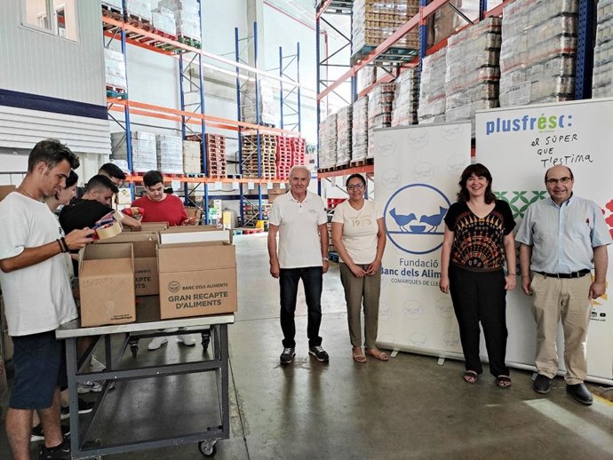 El director de Responsabilidad Corporativa de Plusfresc, Rafel Oncins, junto con otros trabajadores de la empresa