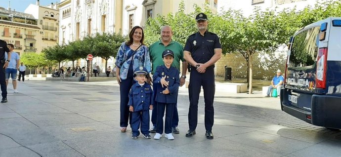 Menores participantes en el calendario junto a Catalina Madueño, Juan Galera y Adriano Rubio