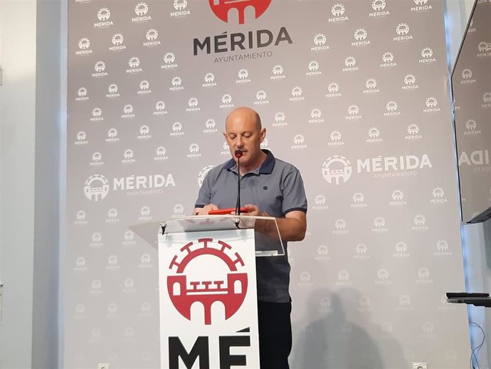 El delegado de Recursos Humanos del Ayuntamiento de Mérida, Julio César Fuster, en la presentación de la Oferta de Empleo Público ordinaria 2022 del consistorio de la capital extremeña
