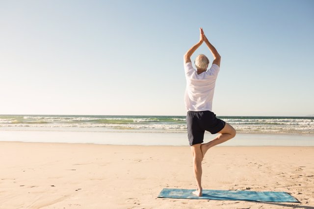 Archivo - Yoga, mar, descanso, equilibrio, mayores, agilidad.