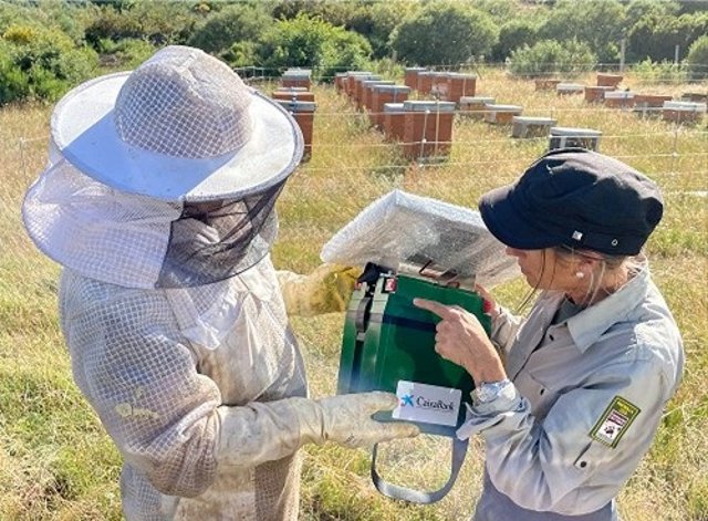 Entrega de pastores eléctricos a un apicultor.