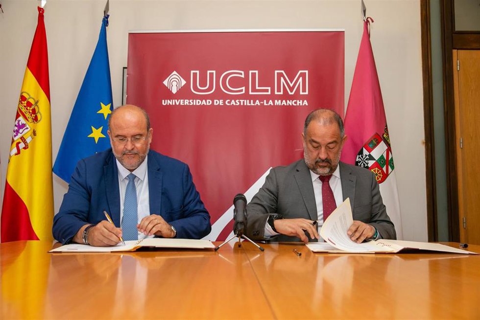El vicepresidente regional, José Luis Martínez Guijarro, ha firmado, con el rector de la Universidad de Castilla-La Mancha, Julián Garde, el convenio de colaboración entre administraciones para la creación de la Cátedra Gobierno abierto.