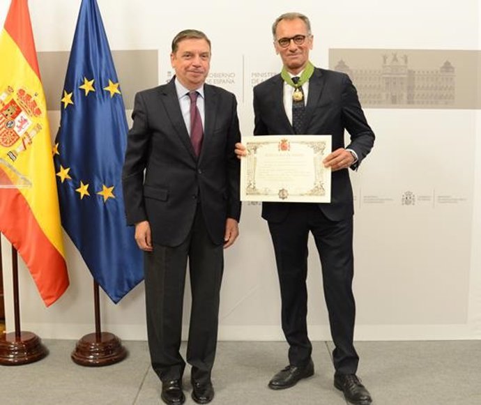 El ministro de Agricultura, Pesca y Alimentación, Luis Planas, y el consejero de Agricultura y Pesca de la Embajada de Francia en España, Jérme Frouté en Madrid, a 30 de junio de 2022.