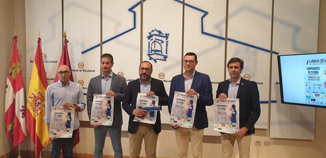 El diputado de Deportes y Juventud de la Diputación de Valladolid, Javier González (segundo por la izquierda), junto al alcalde de Tordesillas, Miguel Ángel Oliveira (tercero por la izquierda), durante la presentación del Campeonato de España de Láser Run
