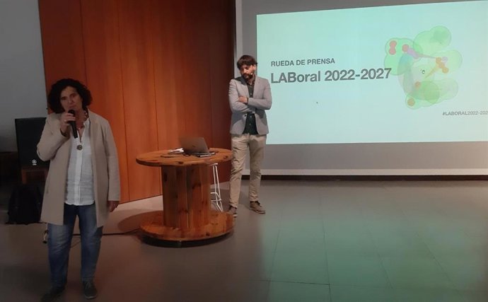 La consejera de Cultura del Principado, Berta Piñán, junto al director de LABoral Centro de Arte y Creación Industial, Pablo de Soto