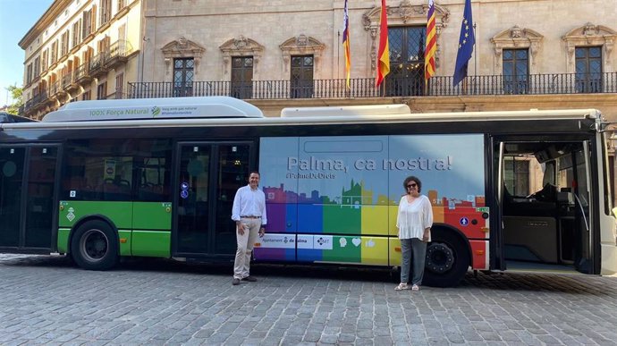 Archivo - Bus de la EMT con el eslogan 'Palma, ca nostra'.