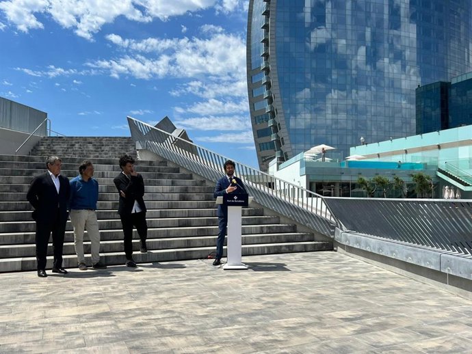 El presidente del Puerto de Barcelona, Dami Calvet, en la inauguración de las Escaleras y Mirador Vela
