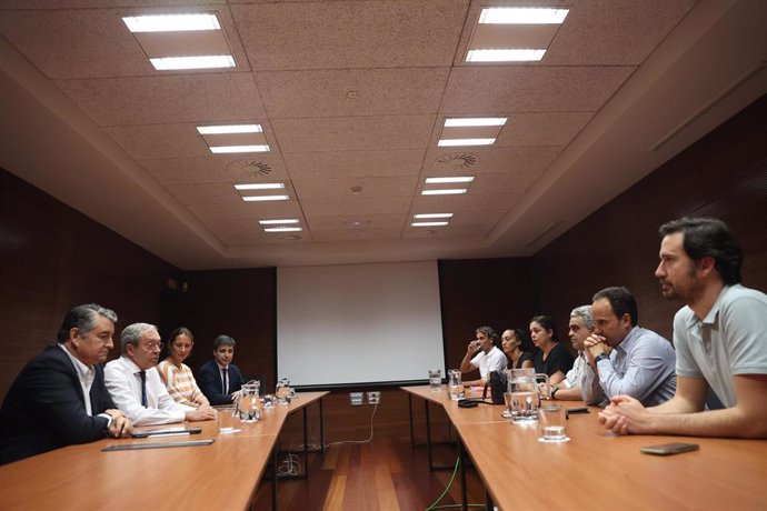 Reunión de la Junta con los trabajadores de Abengoa, en Sevilla.