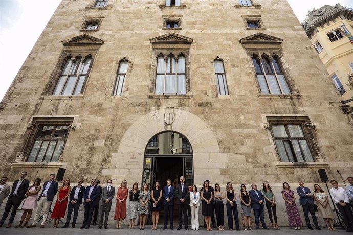 Minuto de silencio en el Palau de la Generalitat por el asesinato machista de una mujer en Alzira