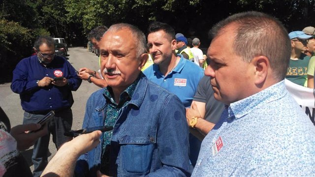 El secretario general de UGT Confederal, Pepe Álvarez, atiende a los medios con motivo de su reunión con los trabajadores de Saint-Gobain.