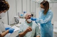 Ayuso asegura que están reforzando las urgencias y los hospitales con más de 90 médicos ante el repunte de Covid