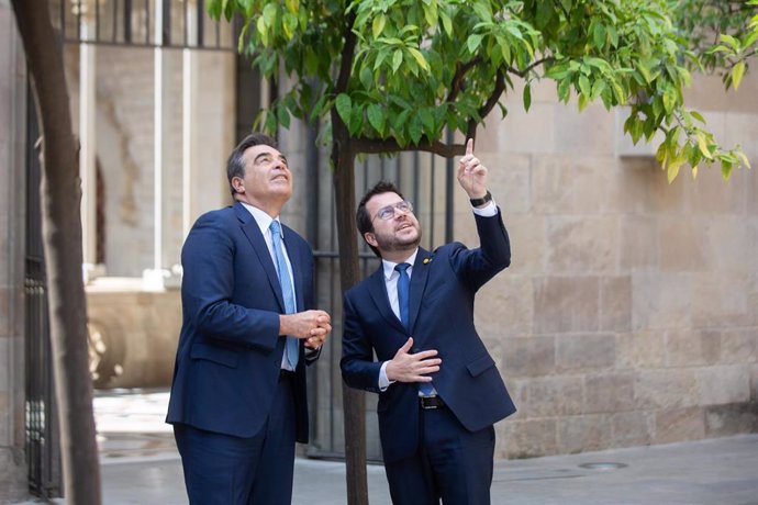 El vicepresidente de la Comisión Europea, Margaritis Schinás, y el presidente de la Generalitat, Pere Aragons, en el Patio de los Naranjos del Palau de la Generalitat.