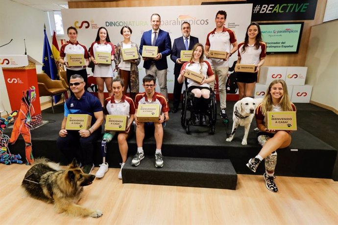 El presidente del CPE, Miguel Carballeda, posa junto a deportistas paralímpicos tras presentar el acuerdo de patrocinio con Dingonatura hasta París 2024.