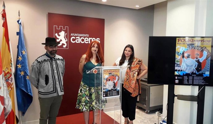 La concejala de Cultura, Fernanda Valdés,  junto al presidente de la asociación El Redoble, Raúl Merino, y la secretaria, Irene Manchado